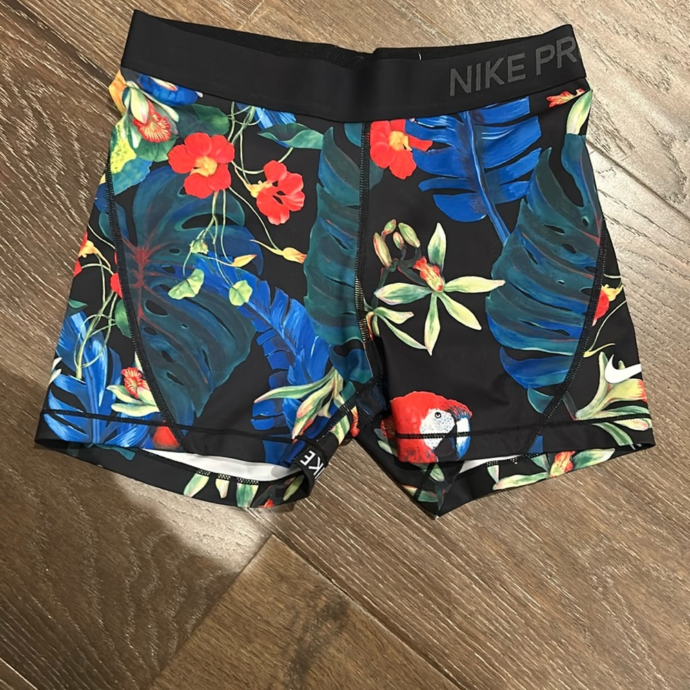 Nike Pro Size: M